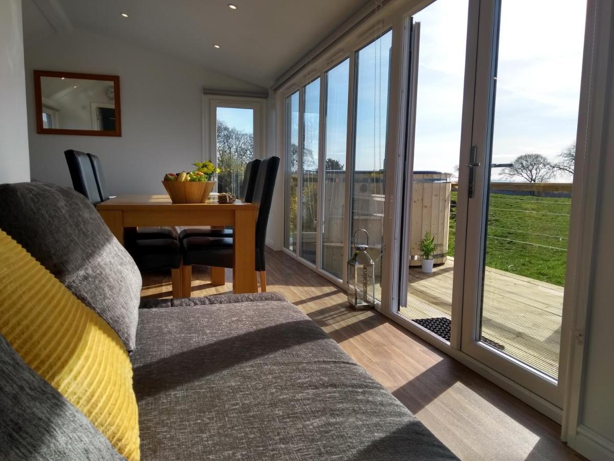 Cleeves Cabins Ailsa Luxury Lodge With Hot Tub Dalry  Buitenkant foto