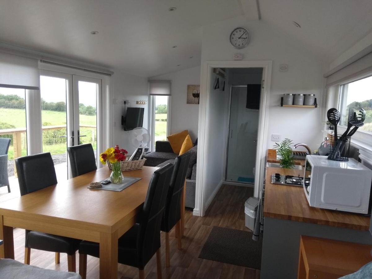 Cleeves Cabins Ailsa Luxury Lodge With Hot Tub Dalry  Buitenkant foto