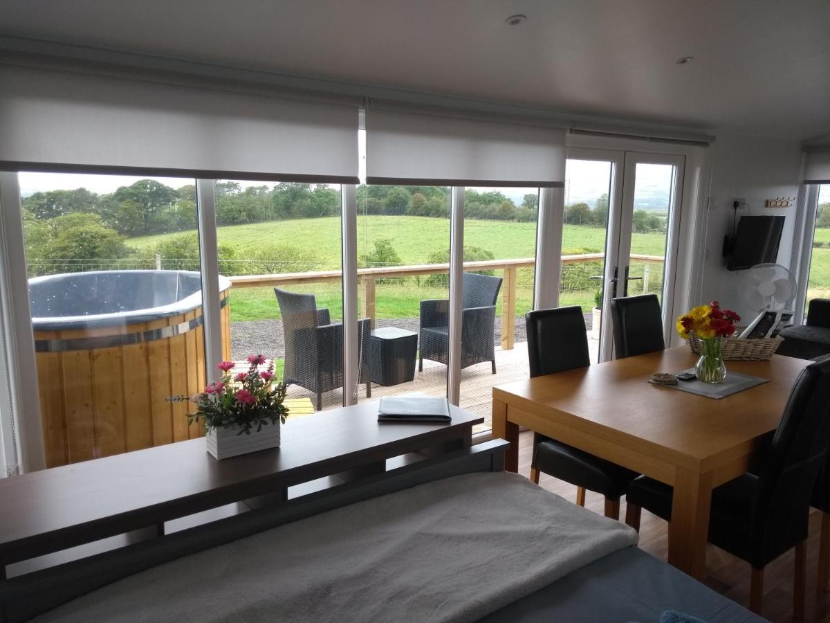 Cleeves Cabins Ailsa Luxury Lodge With Hot Tub Dalry  Buitenkant foto