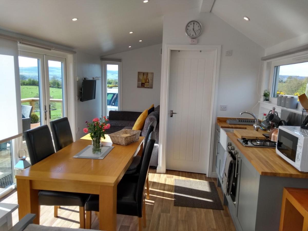 Cleeves Cabins Ailsa Luxury Lodge With Hot Tub Dalry  Buitenkant foto